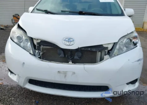 2013 Toyota Sienna Le V6 8 Passenger z USA, uszkodzony, nr VIN 5TDKK3DC0DS344018